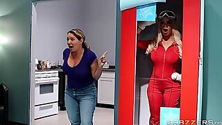 A Fuck Doll With Full Lips Sucks A Cock Like An Experienced Hooker