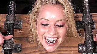 Bičování A Mrskání, Pořádný Mrdání, Ohnuta Do Zadku, Dávení Dildem