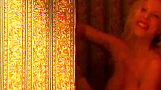 Roikkuva Tissit, Riisua, Ulkona, Tatuointi