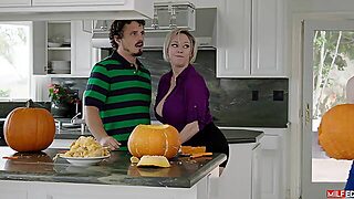 Manoseando A Mamá En La Cocina, Madura Falda Ajustada, Terminando Dentro Del Culo