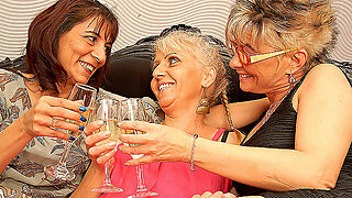 Three Mature Lesbians Having Sex - Maturenl