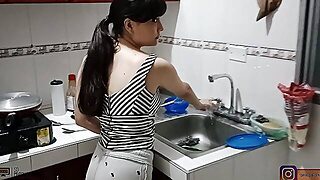 My Stepsister Gives Me A Rich Handjob With Her Feet Until She Swallows My Milk - Porn In Spanish