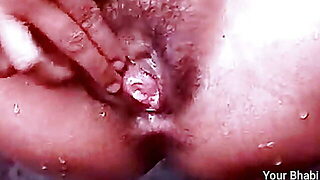 Indian Hot Bhabhi Ne Chut Me Fingering Krke Pani Nikala