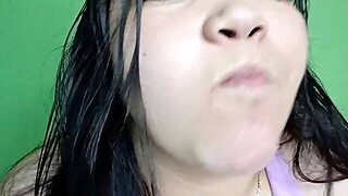 Chica Gorda Probando Chicles