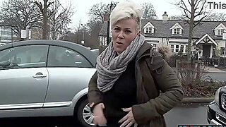 Paljastelu, Pissa, Britti, Julkinen