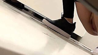 國內廁拍達人尾隨幾個漂亮妹子進入公共女廁拍攝 逼毛毛稀疏看得誘惑十足