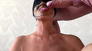 Pompen, Detailopname, Rijpe Vrouw Valt Op Jonge Mannen, Slikken