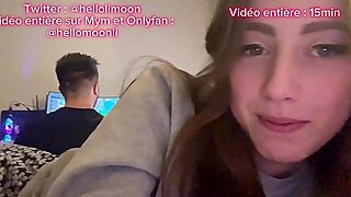 Demi Sœur Étudiante Française Le Suce Sous Le Bureau Pendant Qu’il Joue