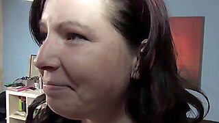 Amateur Brunette Milf Sylwia Gives Blowjob