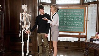 The Teacher Seduced Her Student In The Classroom And Had Sex With Him