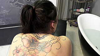 Поддельные Сиськи, Ванная, Купание, Окончание В Рот