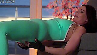 Hot Milf Jeny Smith Shows Off Her Body In Tight Leggings During A Workout