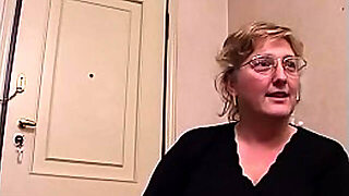 Italian Mature Milf Offers Convertible For Good Fucking