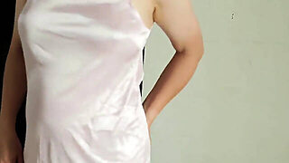 Indonesia Viral Nyobain Baju Satin Baru Berujung Ngentot Dan Keluar Di Memek