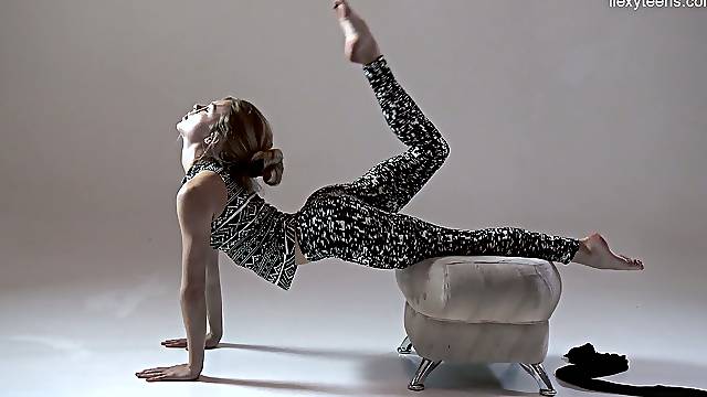 Ardent Sporty Beauty Rita Mochalkina Does Splits To Show You Her Sexy Ass