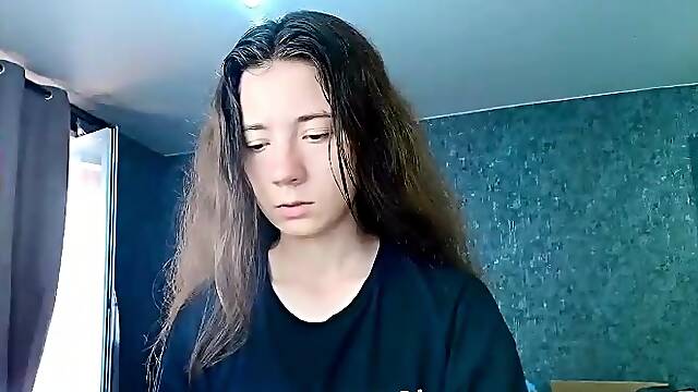 Hot Amateur Webcam Teen Masturbates For Their Fans