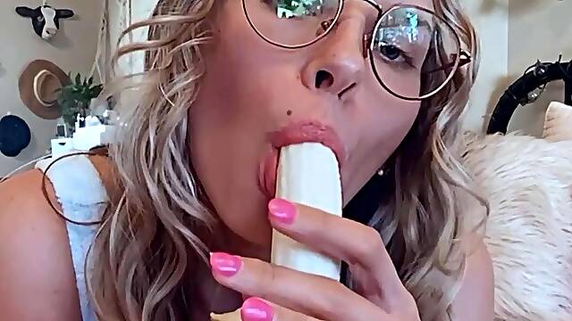 Very Hot Amateur Thai Teen Girl Toying Her Pussy On Cam