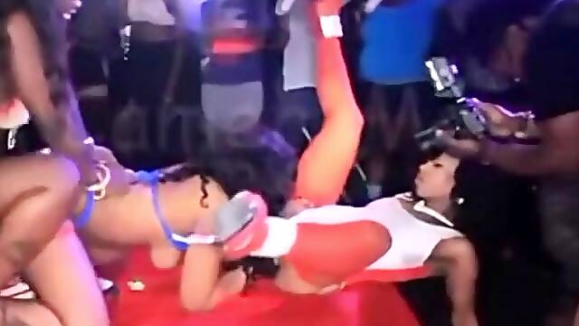 Emo, Klub, V Javnosti, Grupni