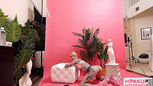 Luknja V Steni, V Ozadju, Draženje, Casting