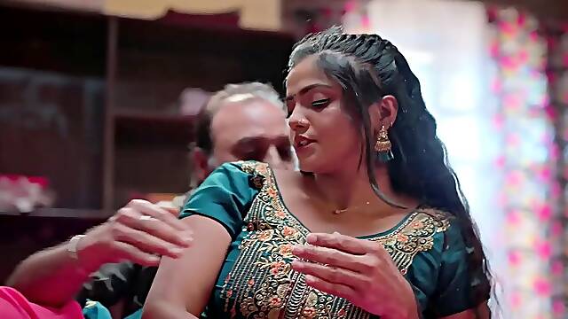 Slutty Amateur Flashing Her Big Boobs In The Backseat