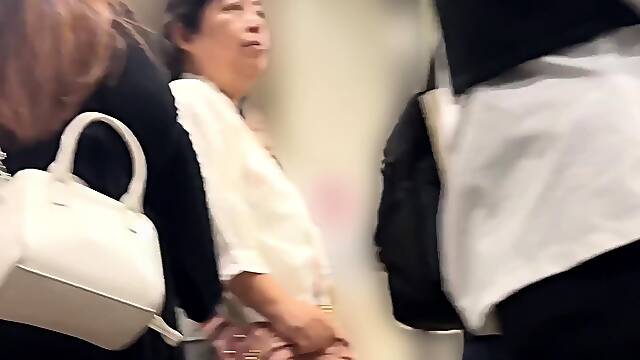 Pod Krilom, Voajer, V Javnosti, Zunaj