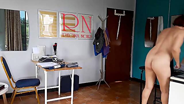 Nudista, Félénk, Titkárnő, Iroda