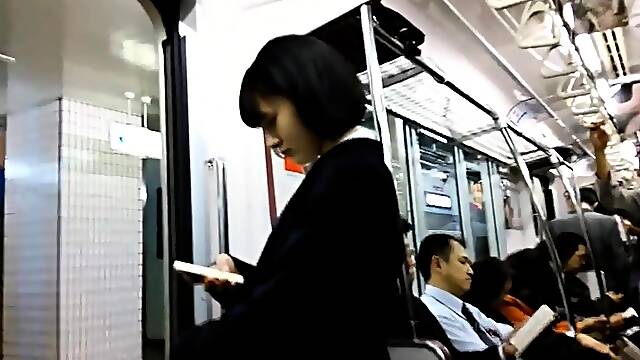 Pod Krilom, Voajer, V Uniformi, V Javnosti