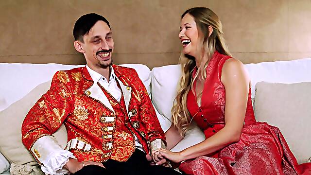 Hlačne Nogavice, Blondinka, Rit, Velike Joške