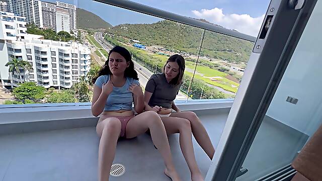 Hotel, V Javnosti, Stopala, Majhne Joške