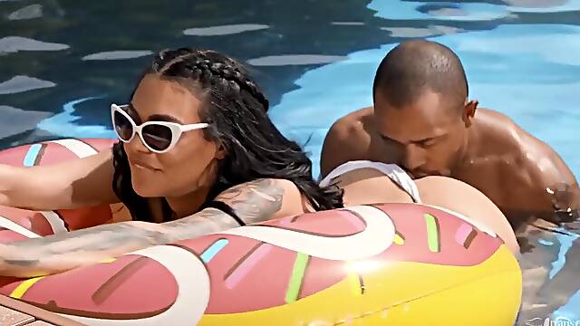 Shemale, Gagging, Bikini, Muscle