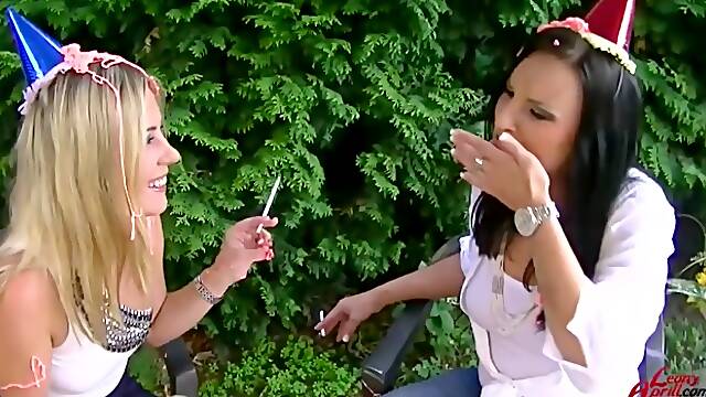 Leony Aprill - Vivien And Piss Party