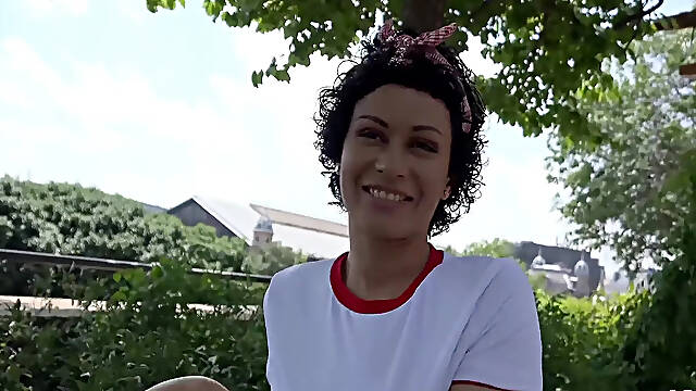 Denar, Casting, V Javnosti, Latinka