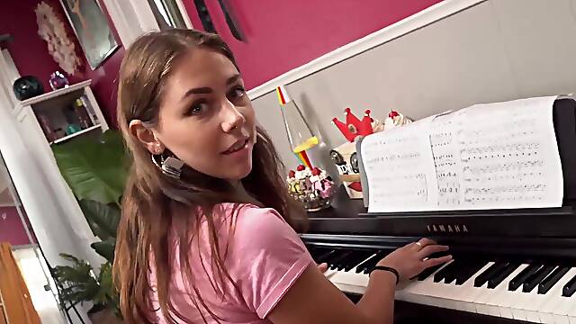 Gorgeous Beauty Maya Rue Deepthroating A Girthy Dick