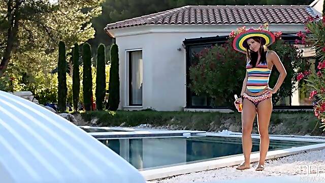 Ultra Sexy Euro Babe Has Orgasm In Sauna