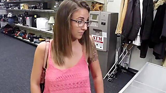 Xxxpawn - Layla London And Her Big Tits Walk Throug The Door (Xp15124)