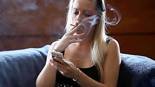 Amy Smoking Sexy
