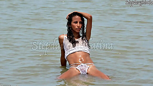 Beach Babe Shows Off Her Assets And Offers Exclusive Hd Xxx Pack