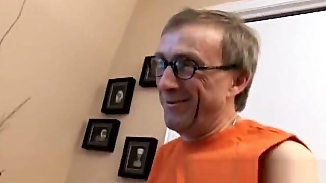 Un Vieux Cochon Fourre Une Timide