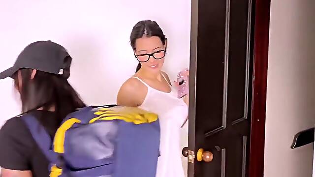 Sramežljiva, Strapon, Tetovaže, Velika Rit