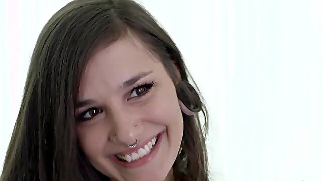 Luna Lovely Enjoys While Getting Pleasured In Close Up Video