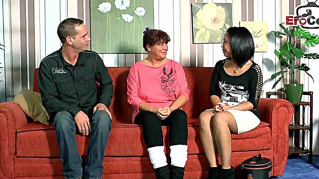 Grde, Gospodinja, Moški Z Dvema Ženskama, Lizanje Muc