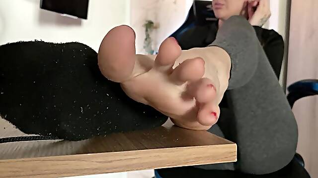 Smelly Socks And Feet Ignoring U