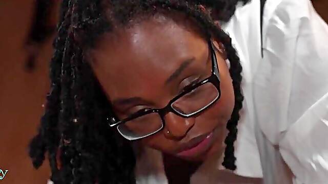 Lääkäri, Piiskaus, Suutelu, Suuret Naiset