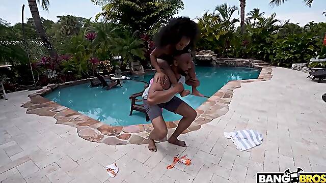 Bangbros - Tiny Dominant-Bitch Mini Studhorse Swallows Jovans Rod As A Thank U For Helping Her