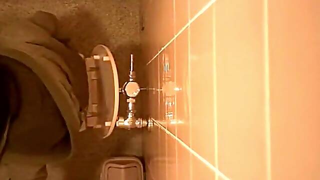 El Kábit, Fürdés Tini, Uszoda