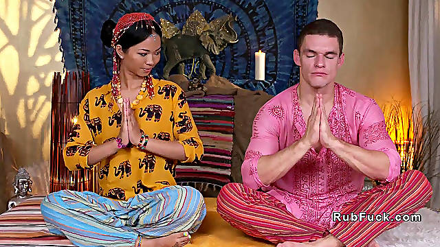 Thai Massagist Screws Her Customer