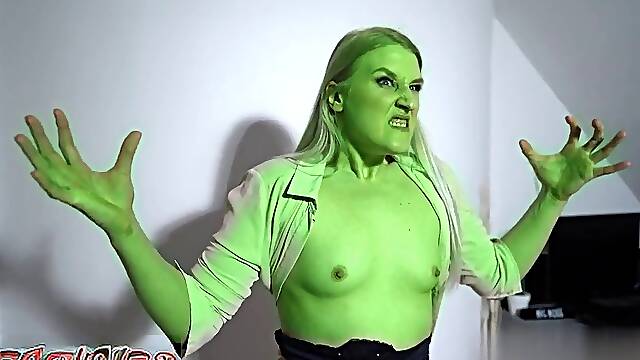 Pantyhose Ripping, Shoes Destruction: Powerful Green Bitch