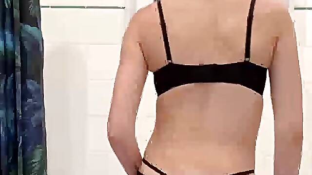 Beauty Masturbates In The Bathroom