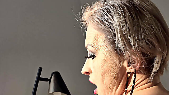 Crazy Ride On The Mechanical Dildo