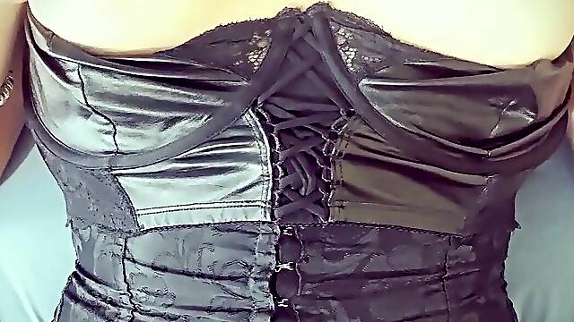 The Gothic Girl Is Hot Right Now And Wants To Play With Her Huge Tits